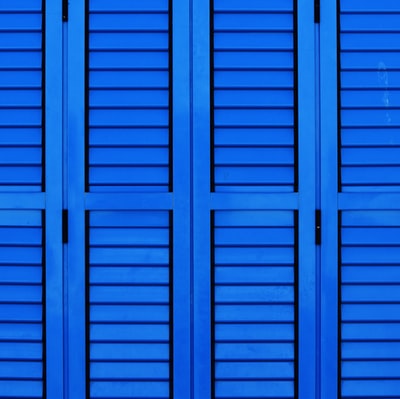 蓝色的木柜子
